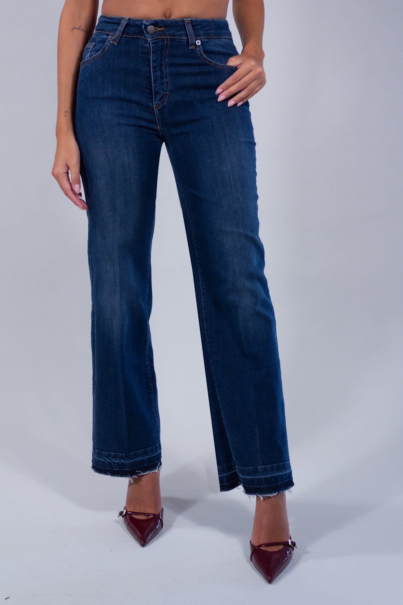 JEANS FLARE SFRANGIATO